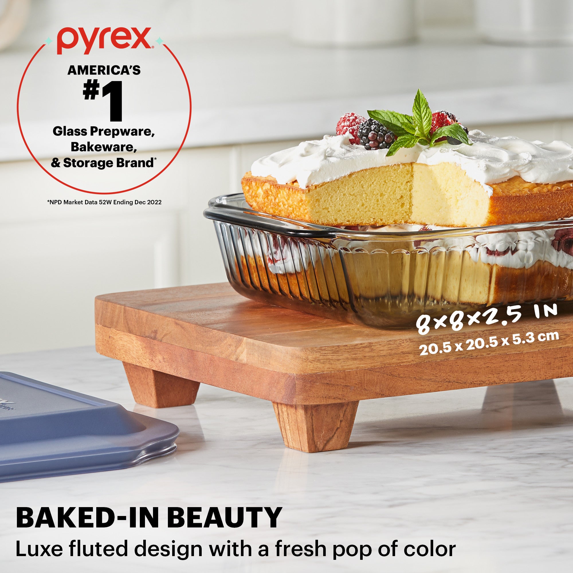 CLEARANCE Pyrex® Color Sculptured Smoke Square w/Plastic Lid 20cm